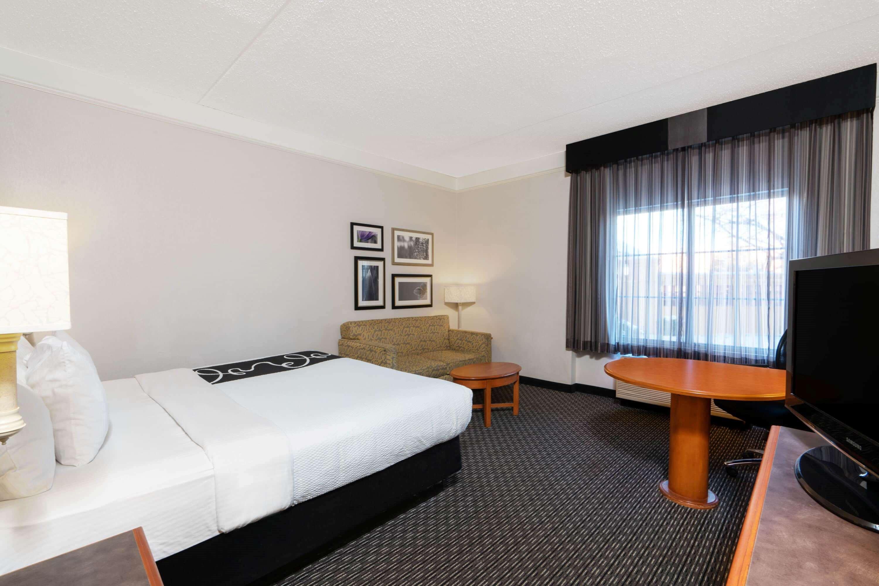 La Quinta By Wyndham Pueblo Hotel Exterior photo