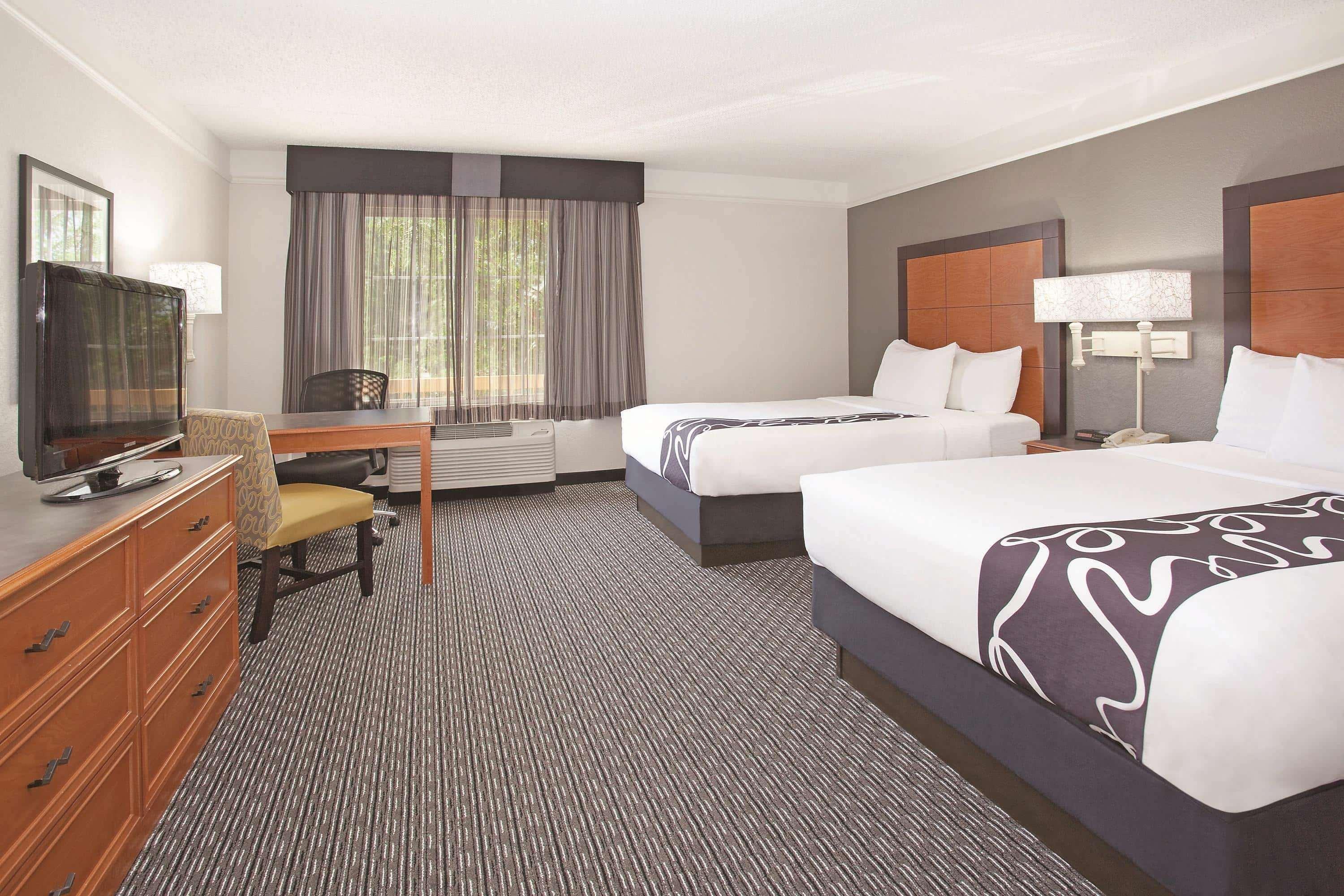 La Quinta By Wyndham Pueblo Hotel Exterior photo