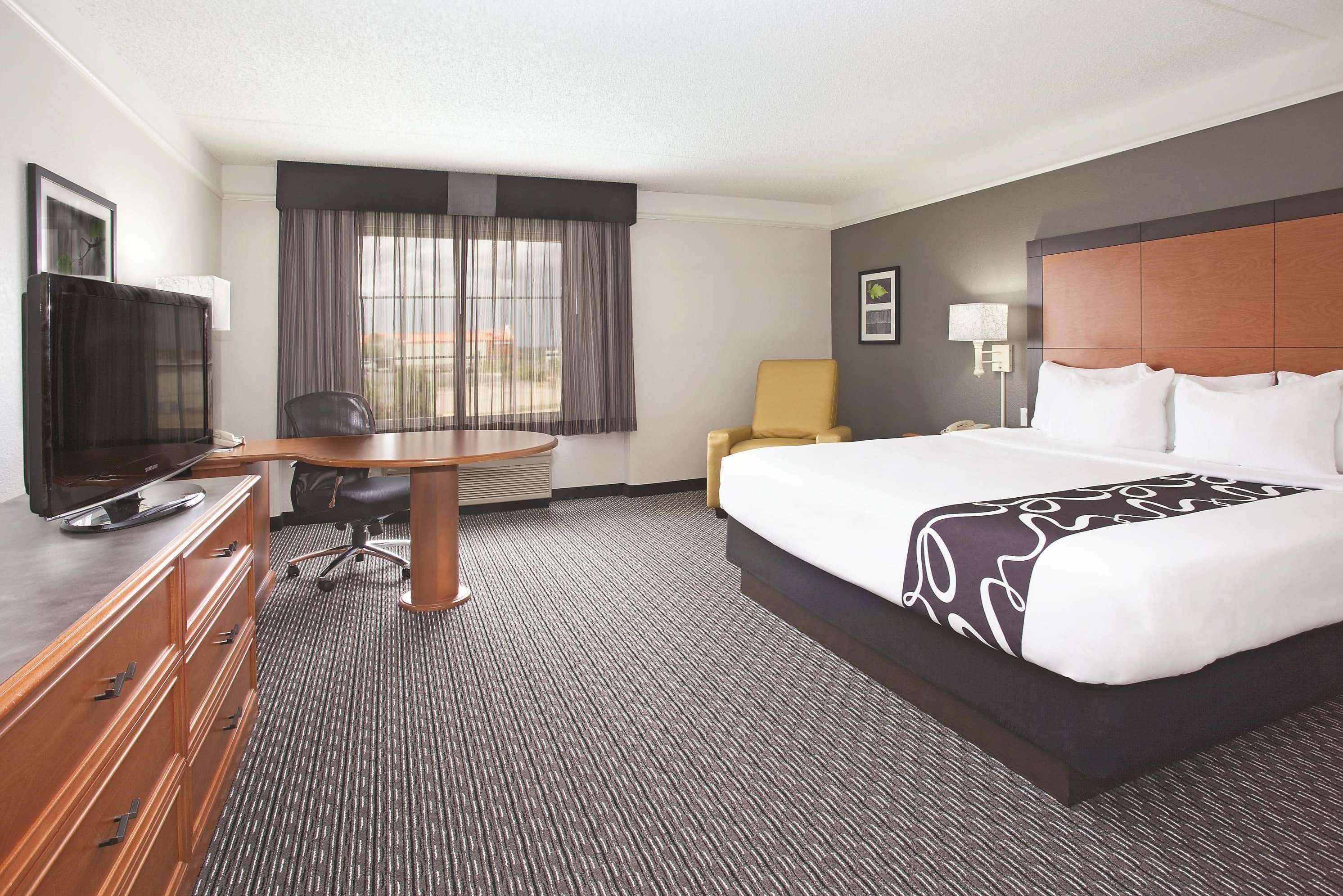 La Quinta By Wyndham Pueblo Hotel Exterior photo