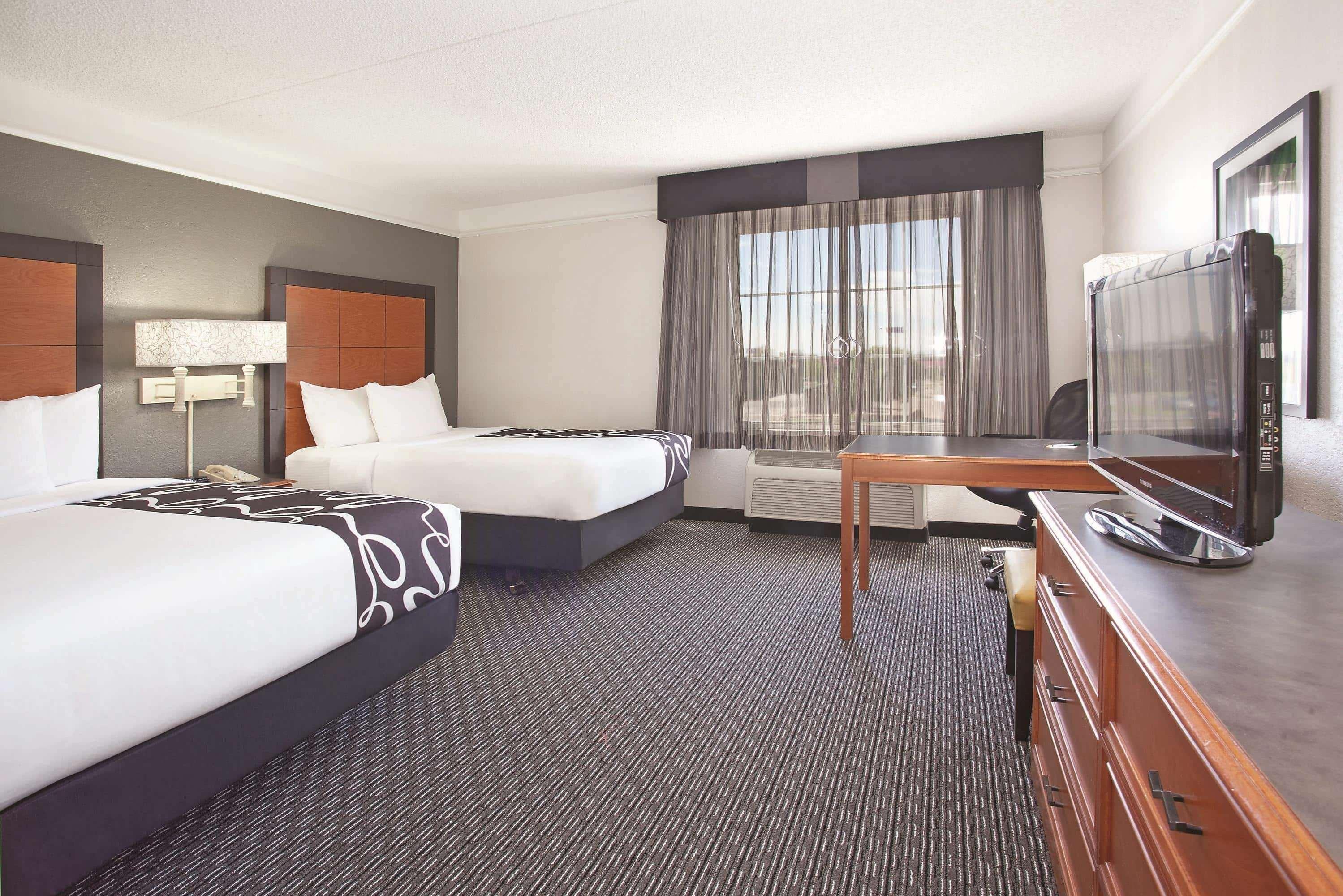 La Quinta By Wyndham Pueblo Hotel Exterior photo