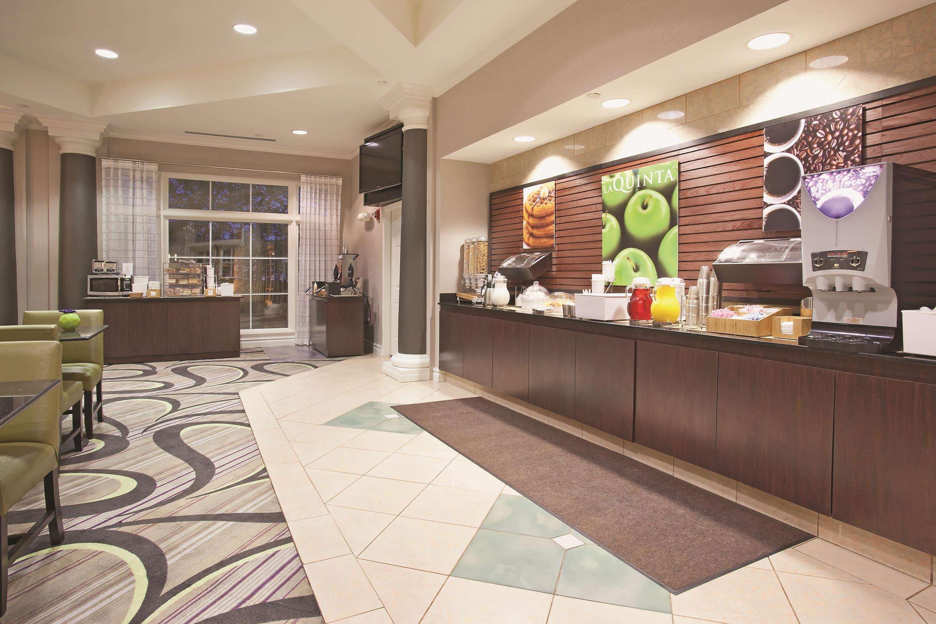La Quinta By Wyndham Pueblo Hotel Exterior photo
