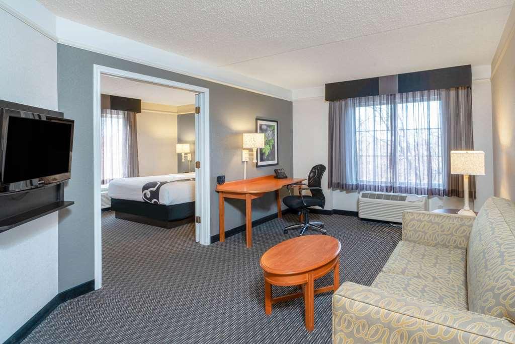 La Quinta By Wyndham Pueblo Hotel Room photo
