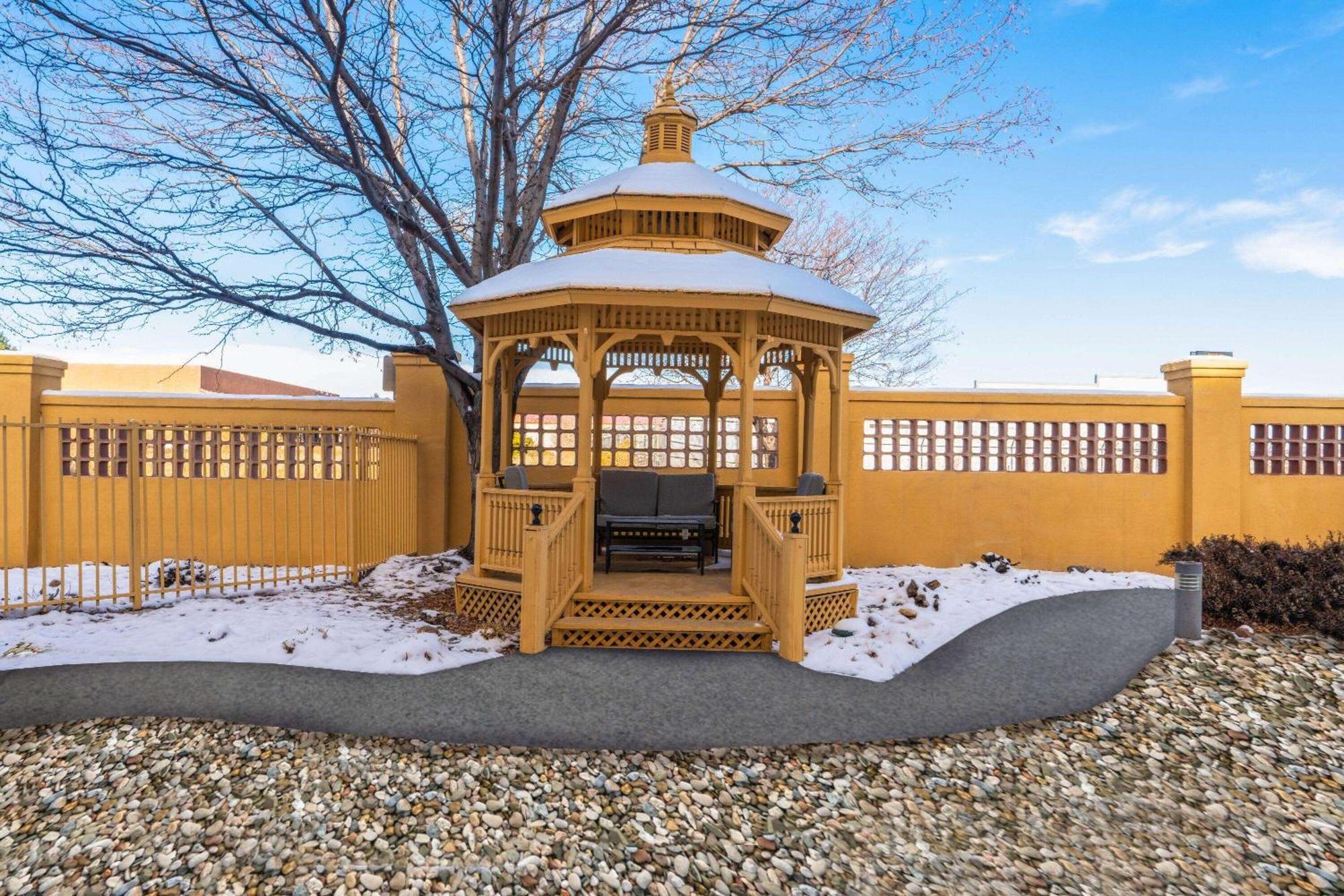 La Quinta By Wyndham Pueblo Hotel Exterior photo