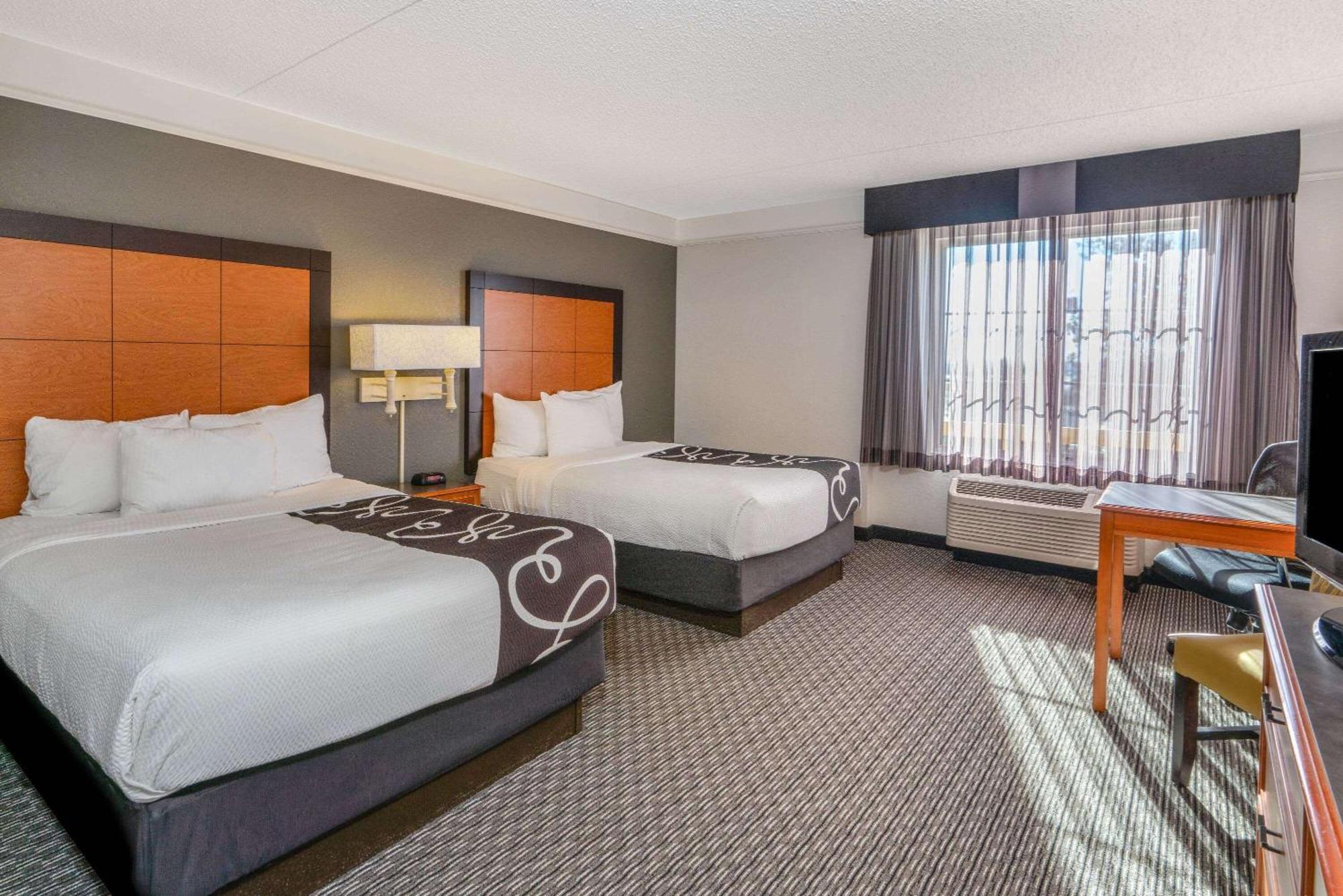 La Quinta By Wyndham Pueblo Hotel Exterior photo